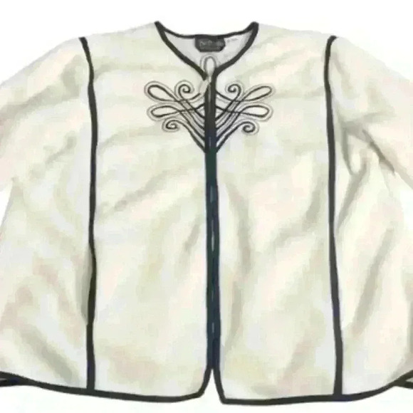 BOB MACKIE WOMEN'S IVORY FLEECE JACKET EMBROIDERED DESIGN
FRONT/BACK POCKETS - Picture 2 of 5